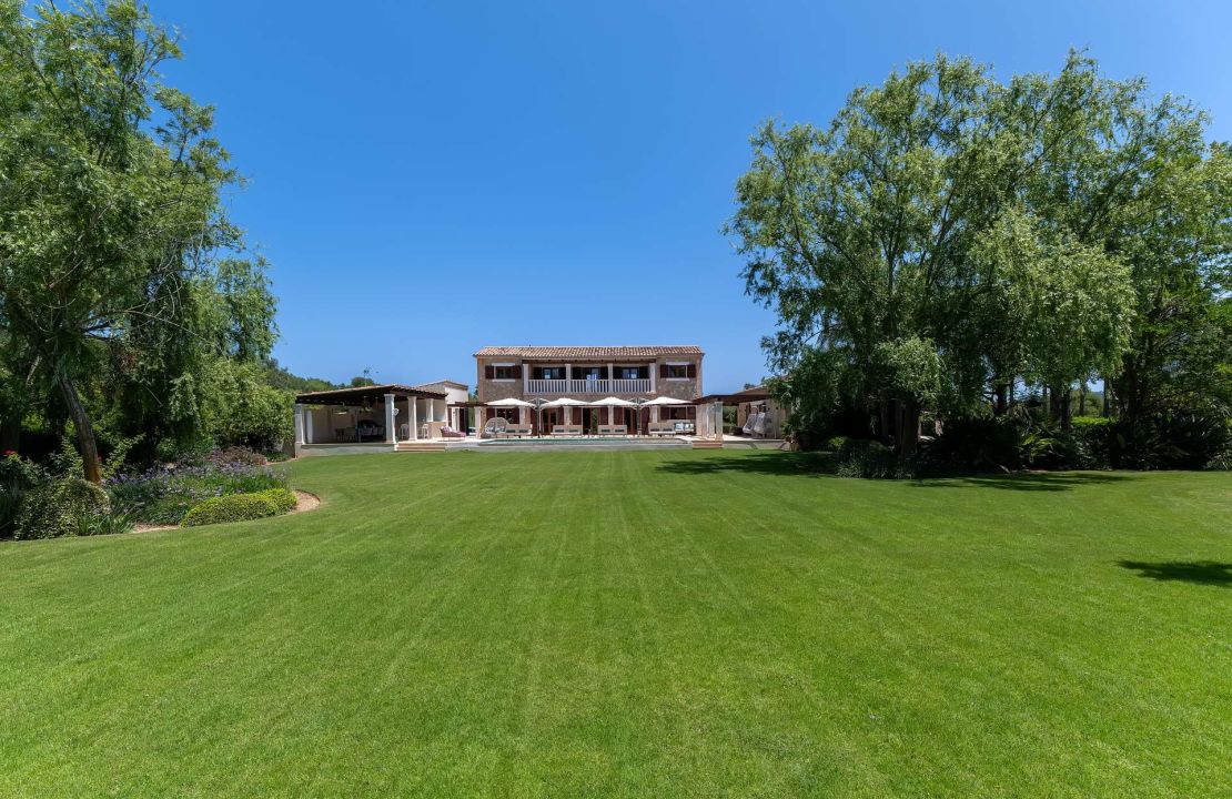 Stunning Finca Alcudia Mallorca with pool and landscaped gardens